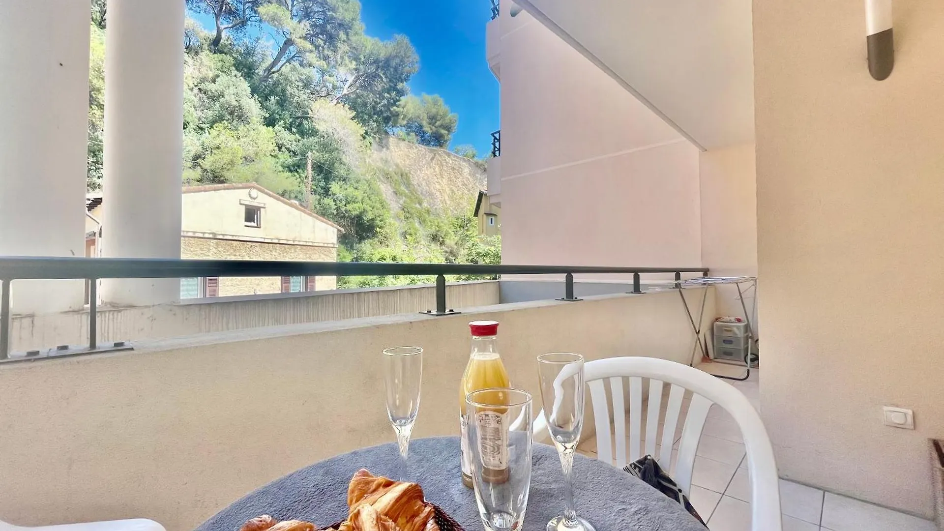 One Bedroom Flat Near Monaco location